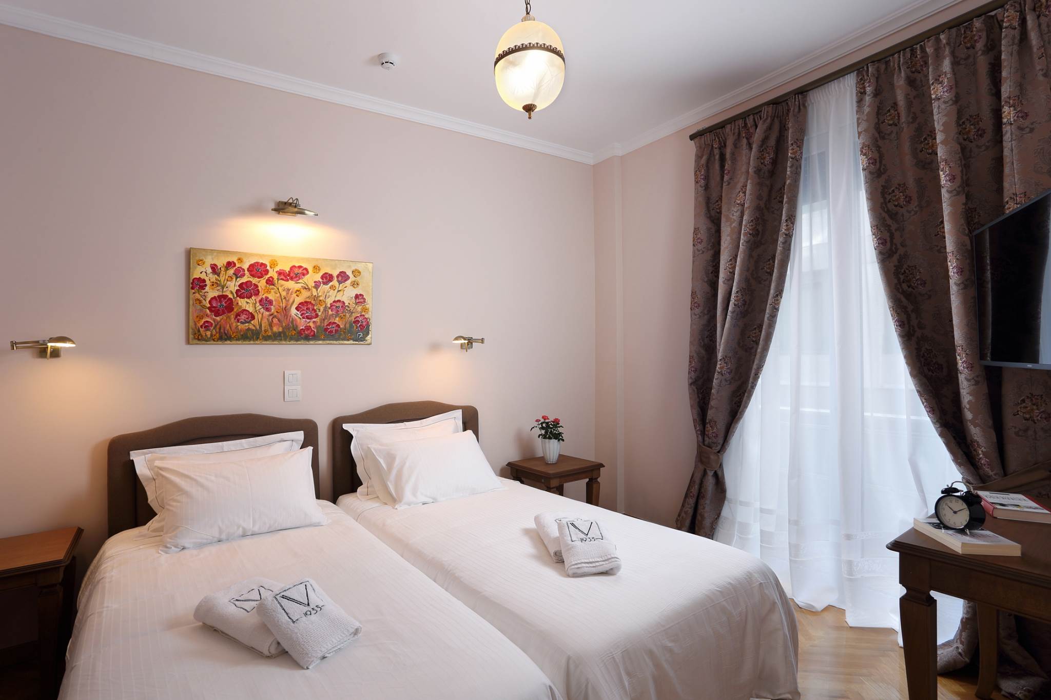 V1935 D1 Fully renovated one bedroom apt 1min to Syntagm...