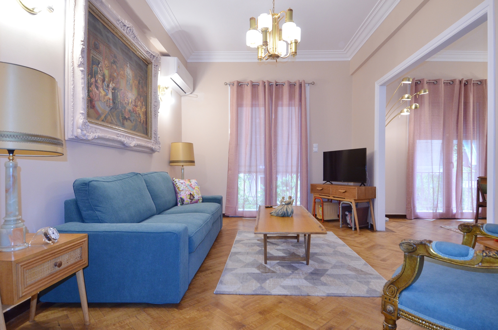  A modern and  neoclassical apartment