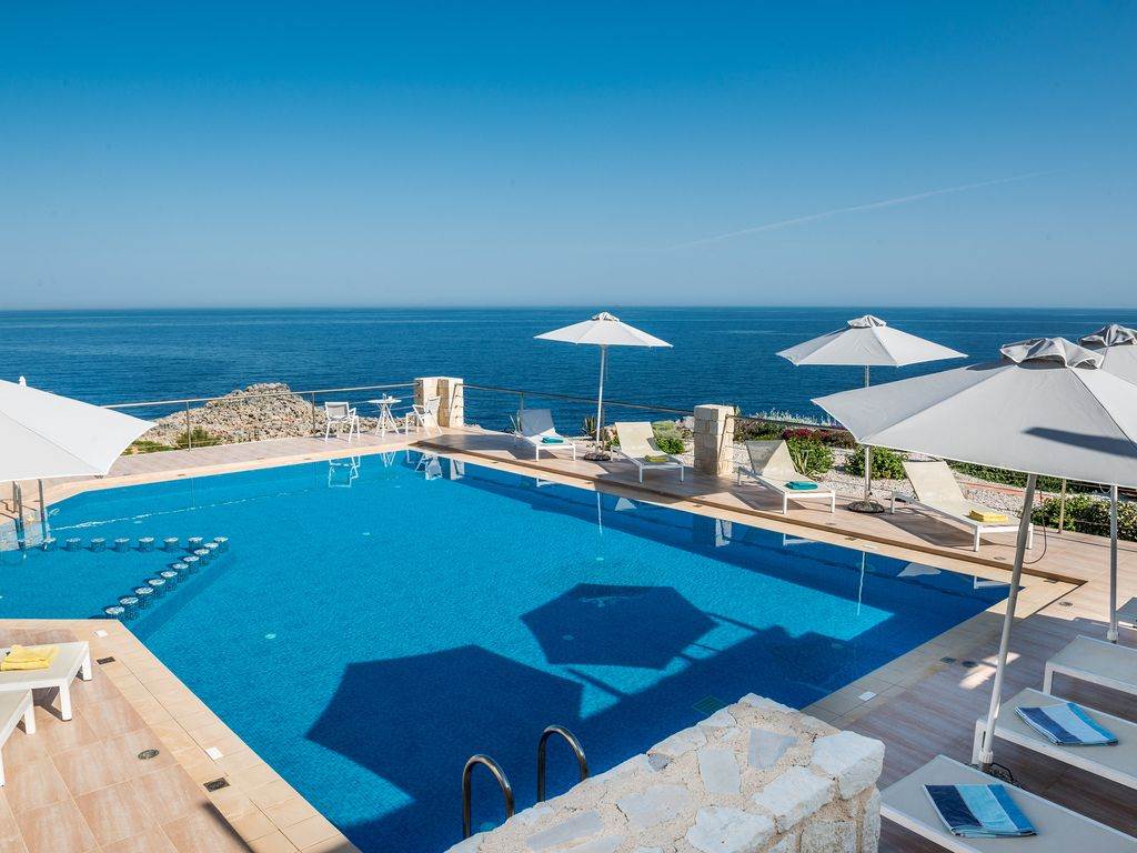  Superb villa with very large pool, breathtaking sea and...